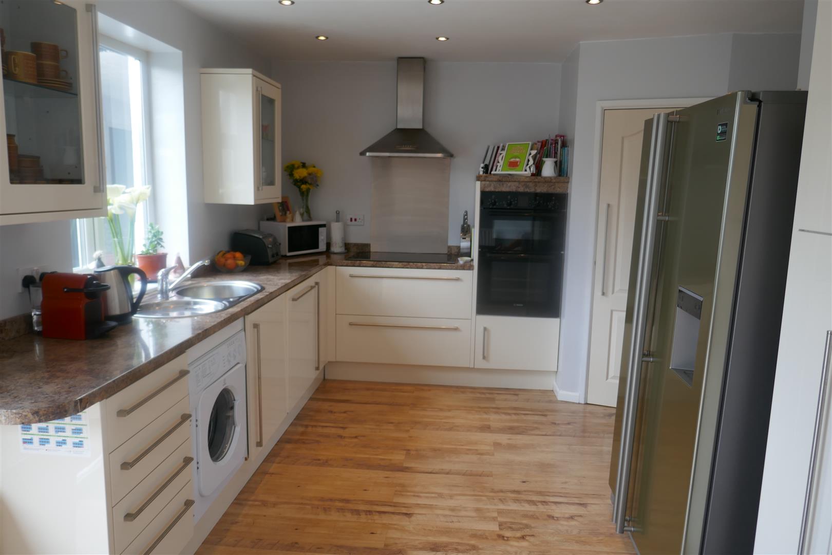 KITCHEN/LIVING ROOM